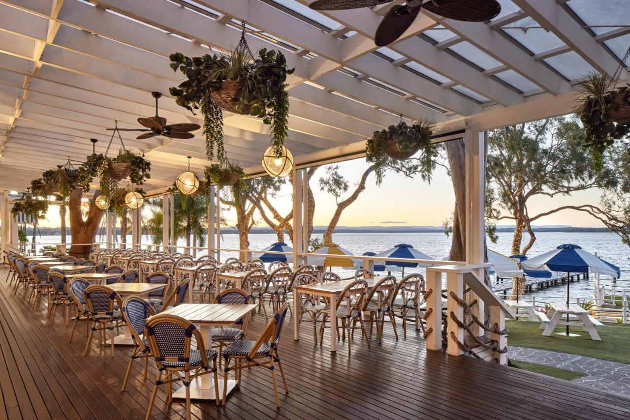 טוקלי The Beachcomber Hotel & Resort, Ascend Hotel Collection מראה חיצוני תמונה The Deck at the InterContinental Sanctuary Cove Resort