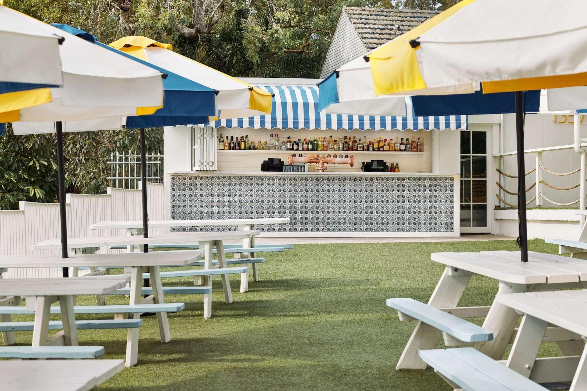 טוקלי The Beachcomber Hotel & Resort, Ascend Hotel Collection מראה חיצוני תמונה The bar at the Standard