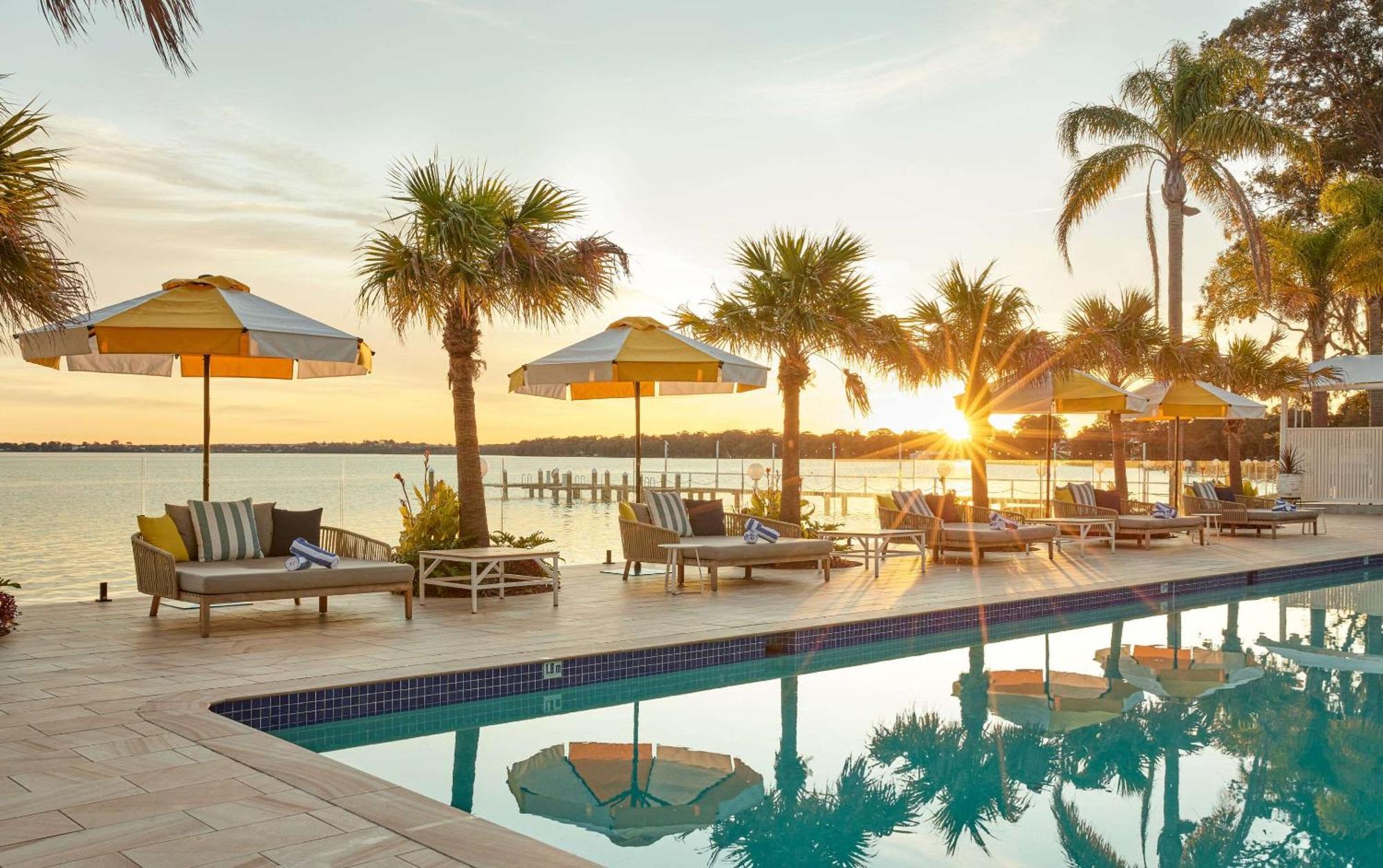 טוקלי The Beachcomber Hotel & Resort, Ascend Hotel Collection מראה חיצוני תמונה Sunset at the pool at the Marker Key West Hotel