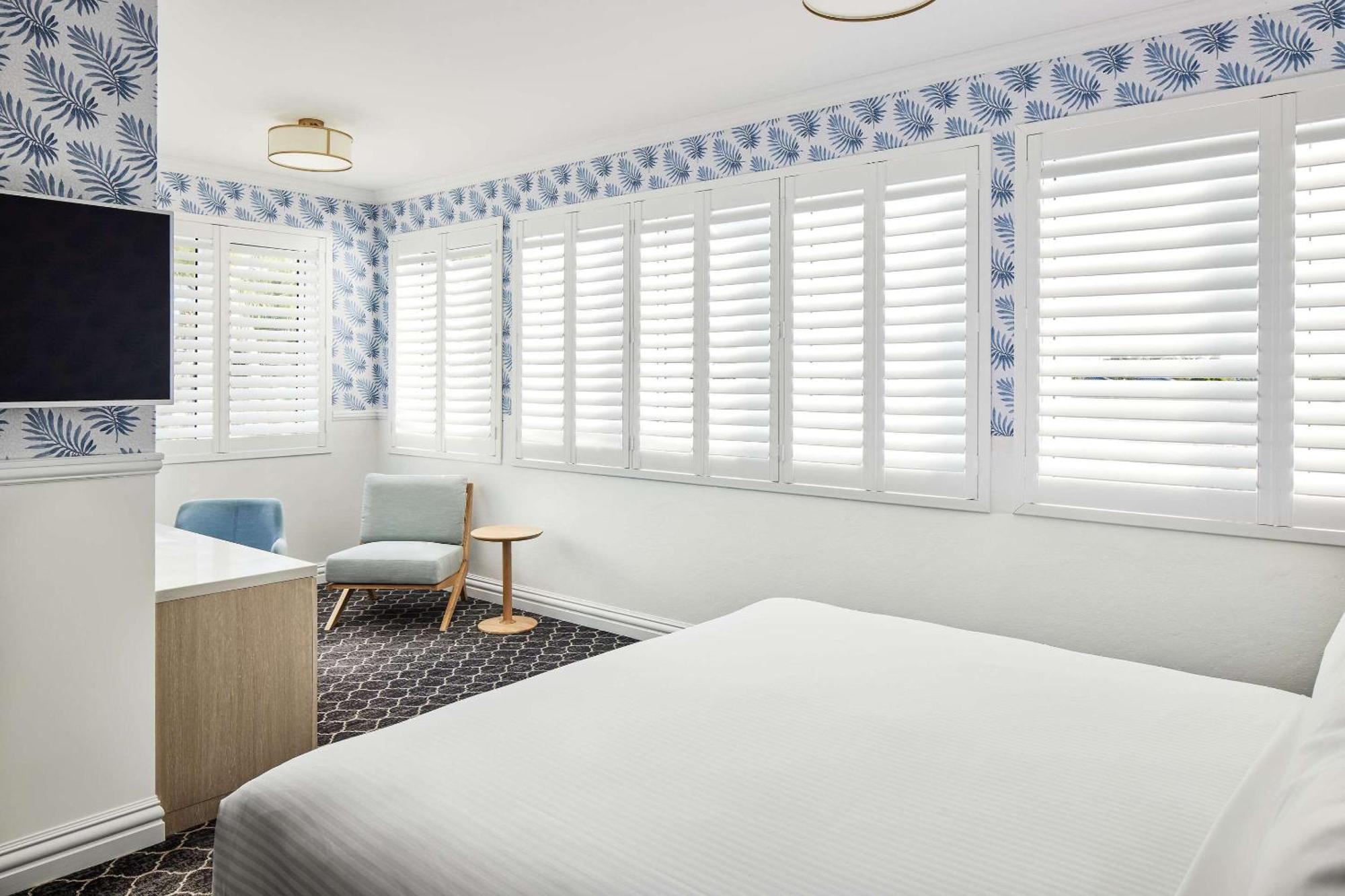 טוקלי The Beachcomber Hotel & Resort, Ascend Hotel Collection מראה חיצוני תמונה A bedroom with shutters
