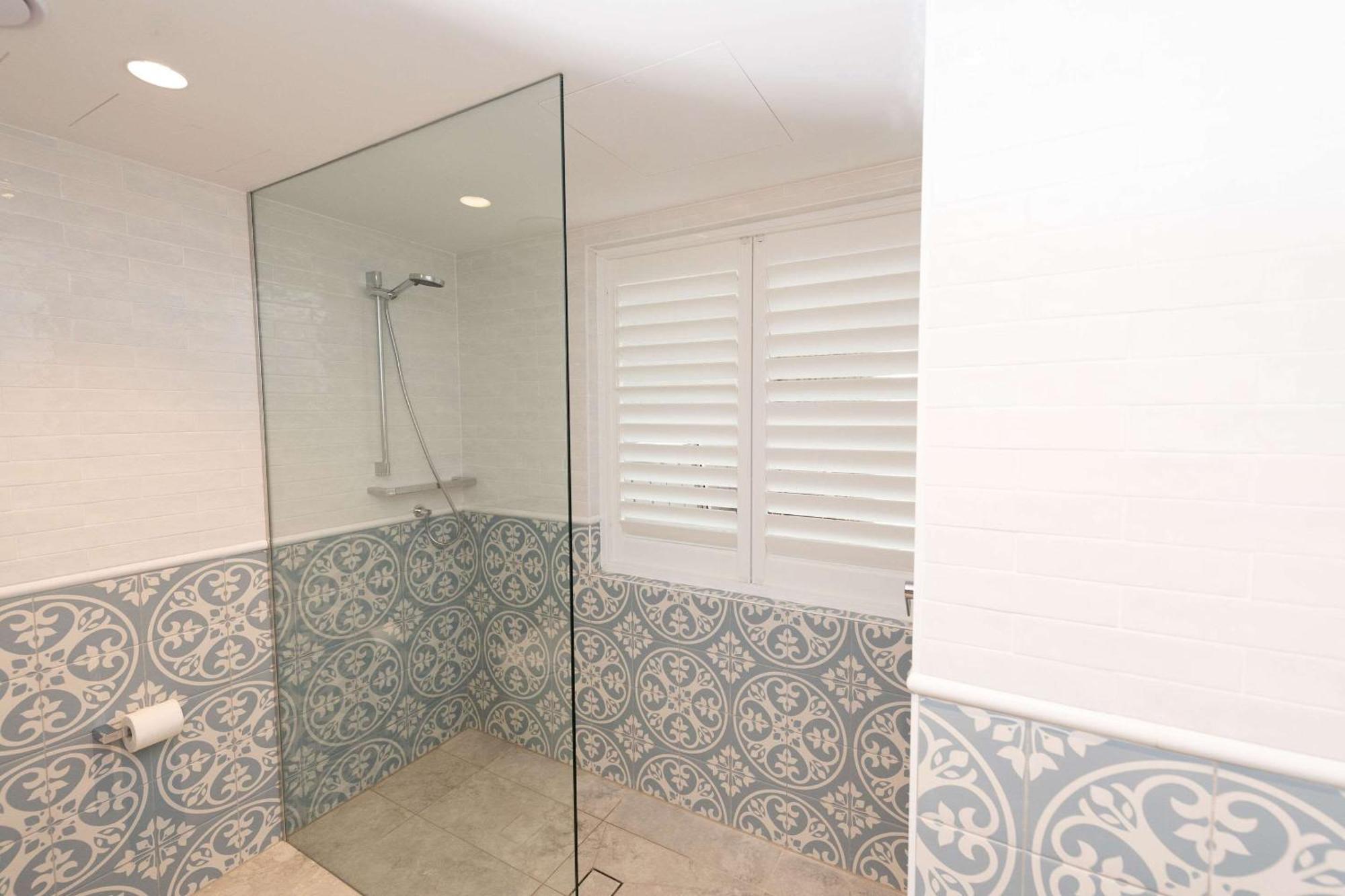 טוקלי The Beachcomber Hotel & Resort, Ascend Hotel Collection מראה חיצוני תמונה Bathroom shutters