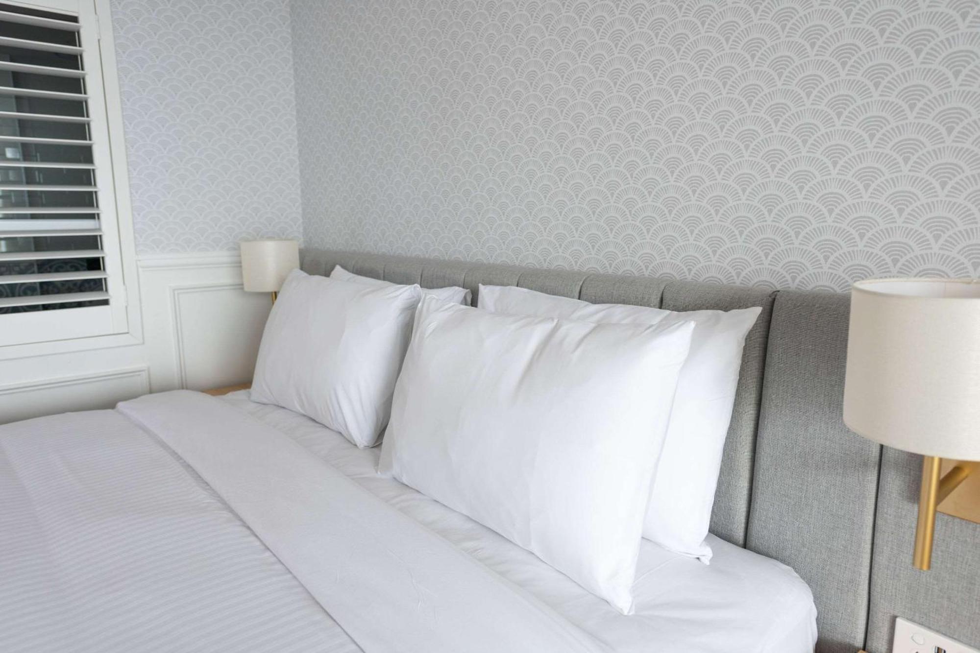 טוקלי The Beachcomber Hotel & Resort, Ascend Hotel Collection מראה חיצוני תמונה Pillows on a bed