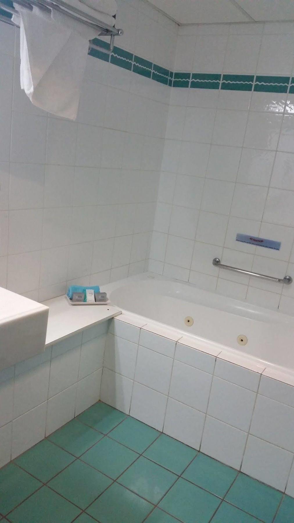 טוקלי The Beachcomber Hotel & Resort, Ascend Hotel Collection מראה חיצוני תמונה A bathtub in a hotel