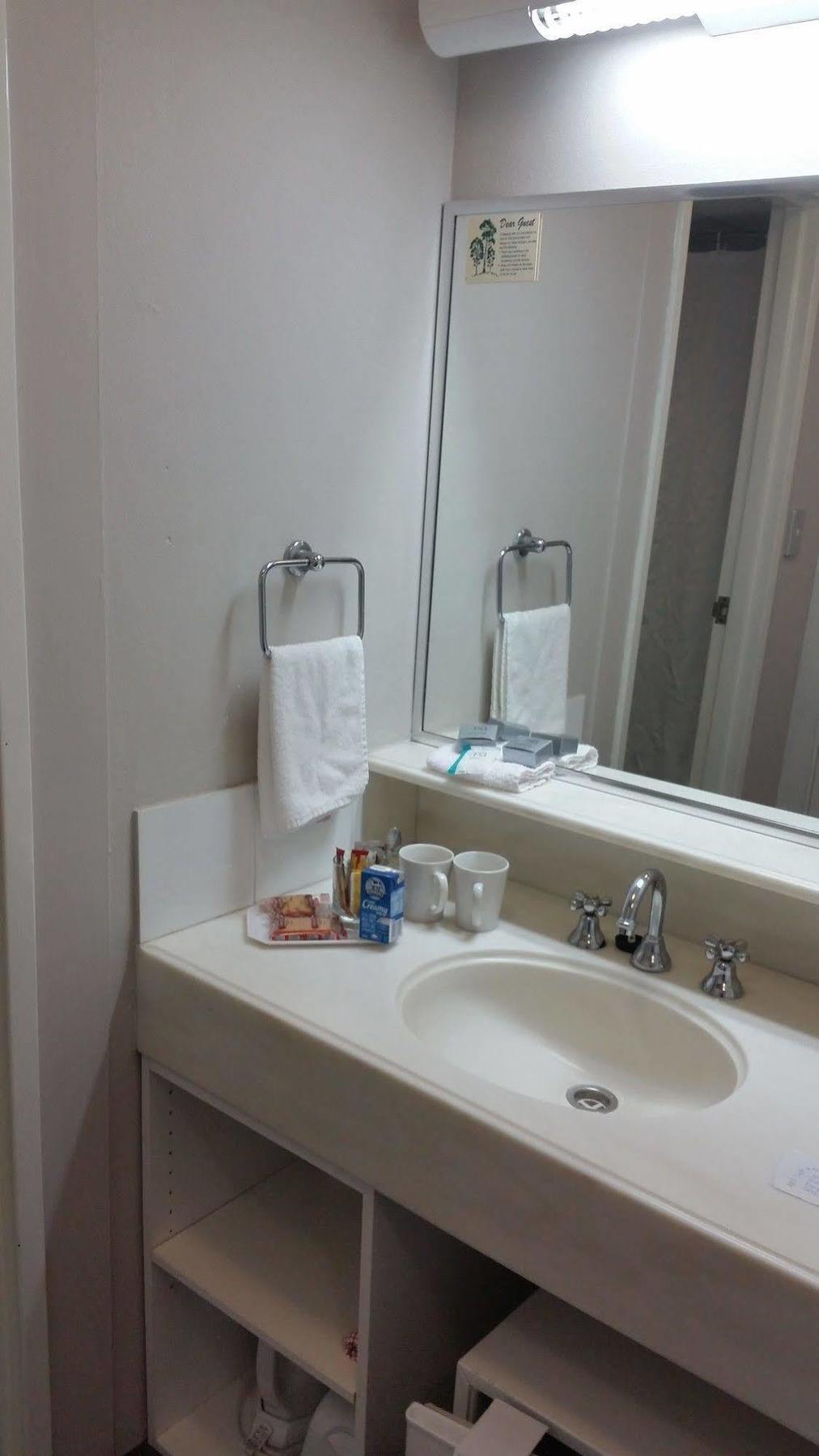 טוקלי The Beachcomber Hotel & Resort, Ascend Hotel Collection מראה חיצוני תמונה A typical bathroom in a hotel room