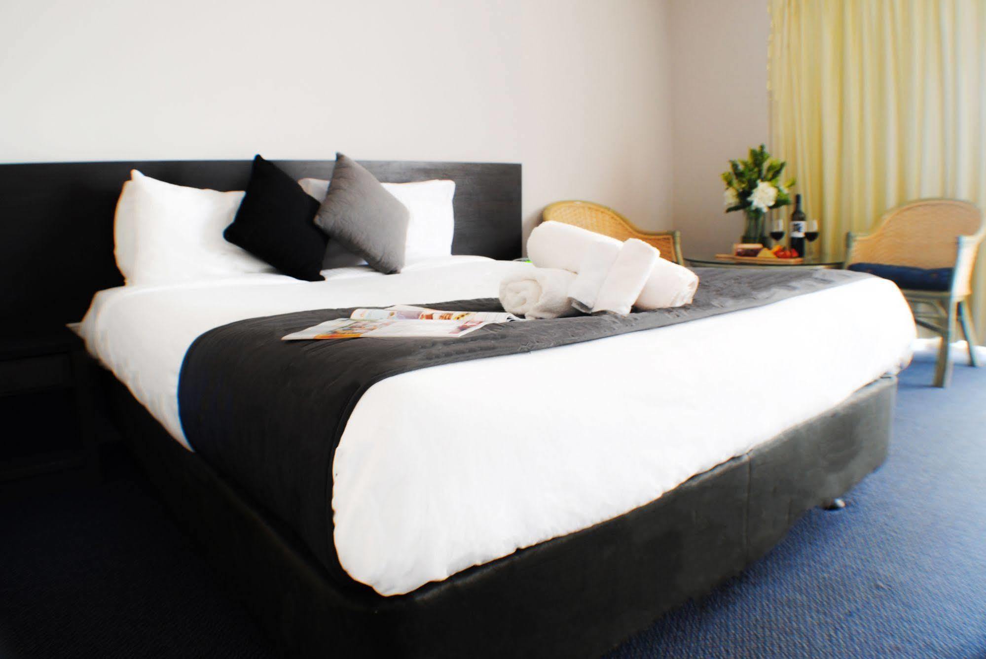 טוקלי The Beachcomber Hotel & Resort, Ascend Hotel Collection מראה חיצוני תמונה A bed