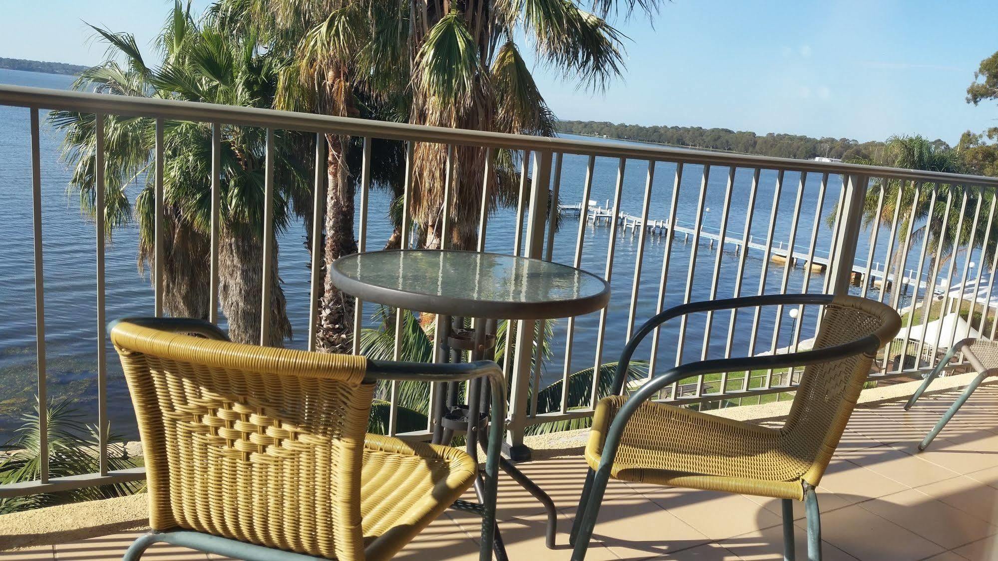 טוקלי The Beachcomber Hotel & Resort, Ascend Hotel Collection מראה חיצוני תמונה View of the Gulf of Mexico from the balcony of a hotel room at the Lake Marion Resort